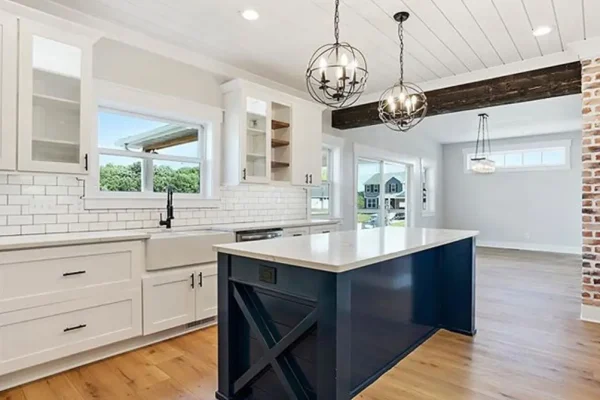 farmhouse_two-tone_kitchen_cabinets